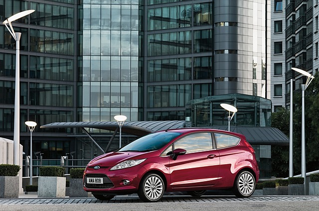 ford fiesta devant un immeuble en verre